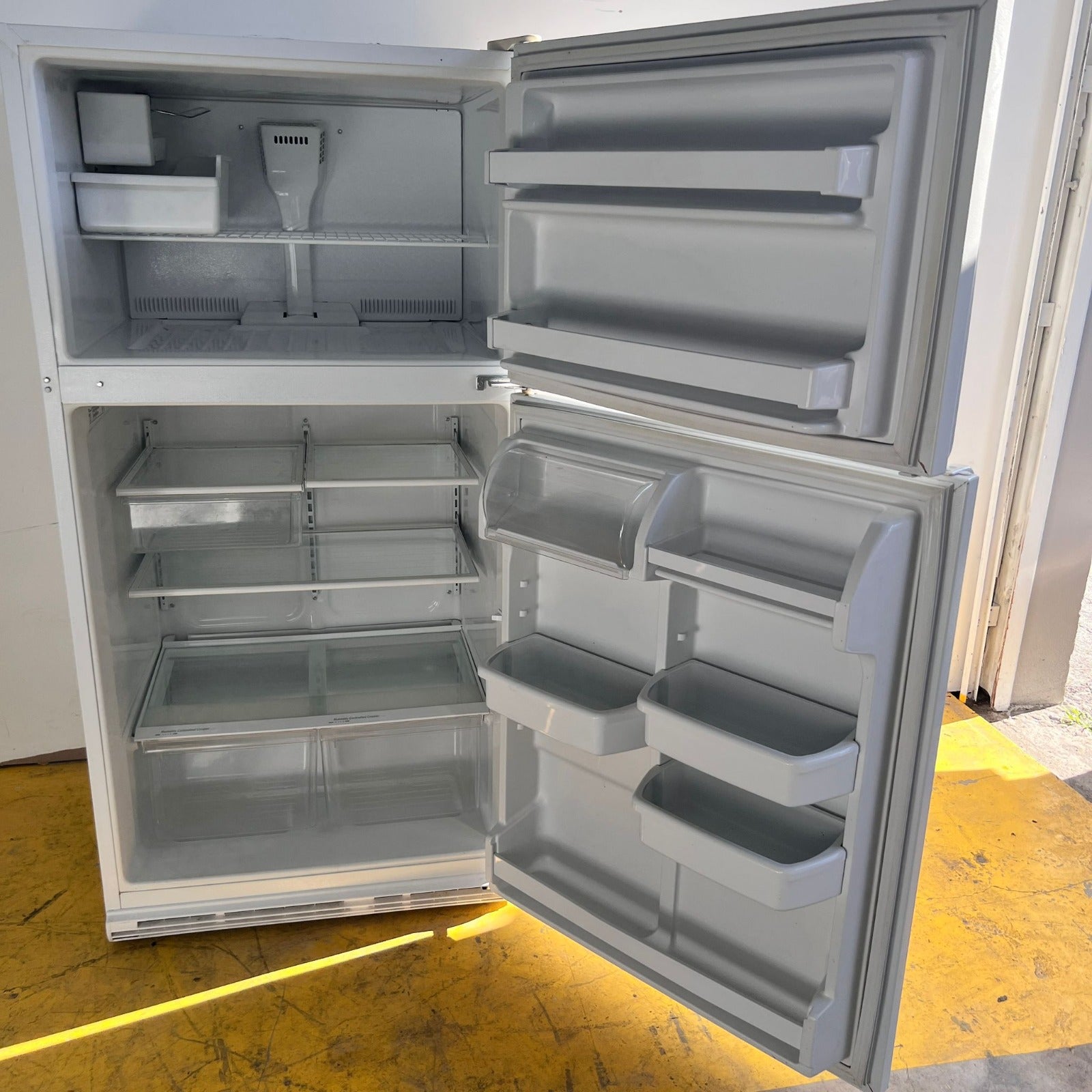 Whirlpool Top and Bottom Refrigerator Whirlpool Top and Bottom Refrigerator